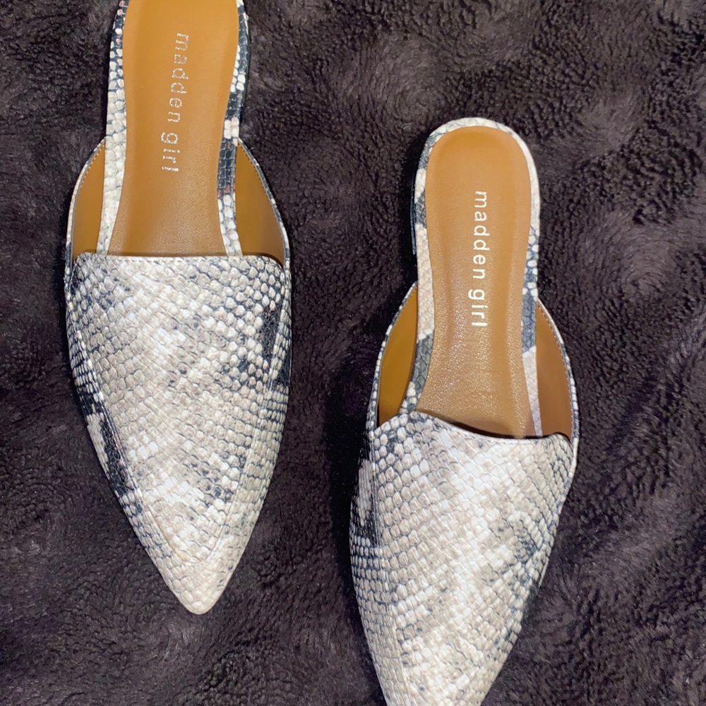 Brand new 6.5 steve Madden lizard print slippers
